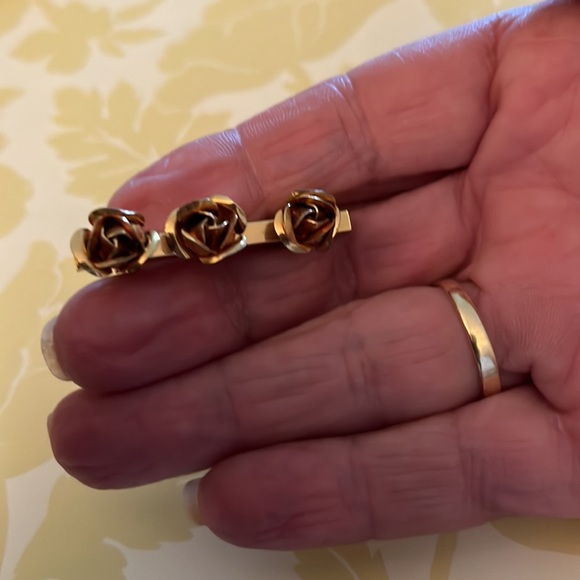 Sweet vintage 3 Rose bar pin - Picture 3 of 5